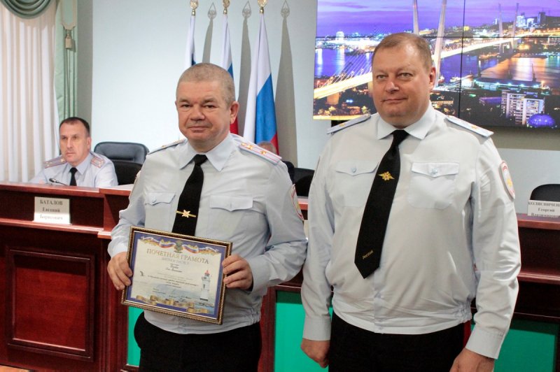 Глава УМВД Приморья Александр Табакаев наградил почетной грамотой начальника лучшего отделения  полиции в регионе